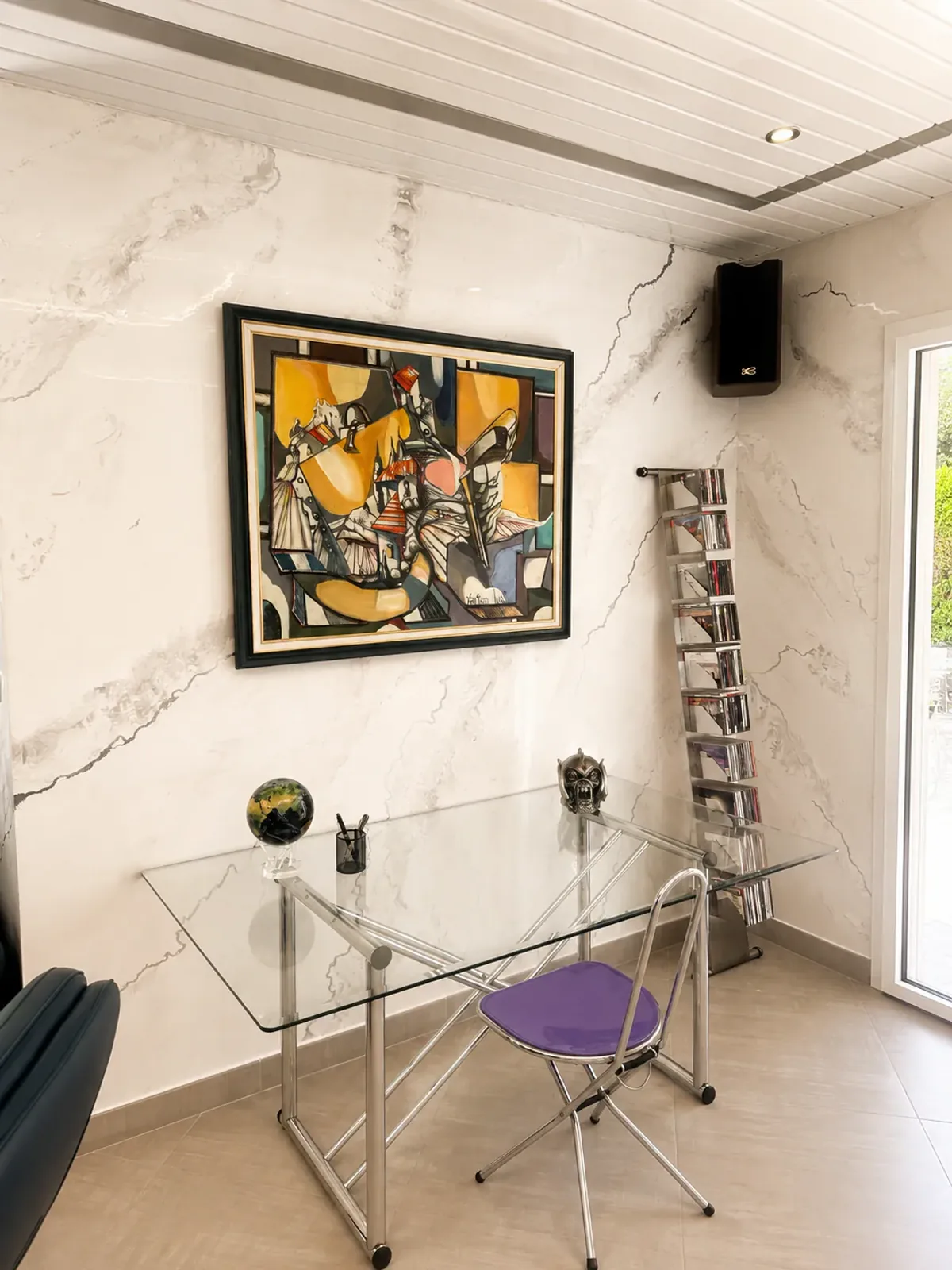 Cuisine avec hotte en enduit décoratif effet marbre