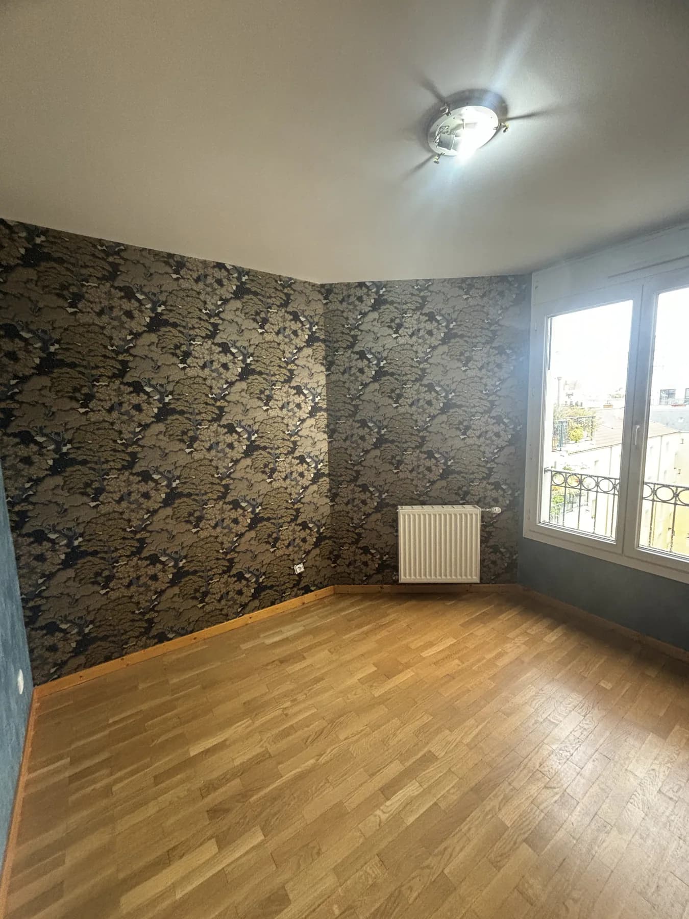 Angle de la chambre avec décor floral