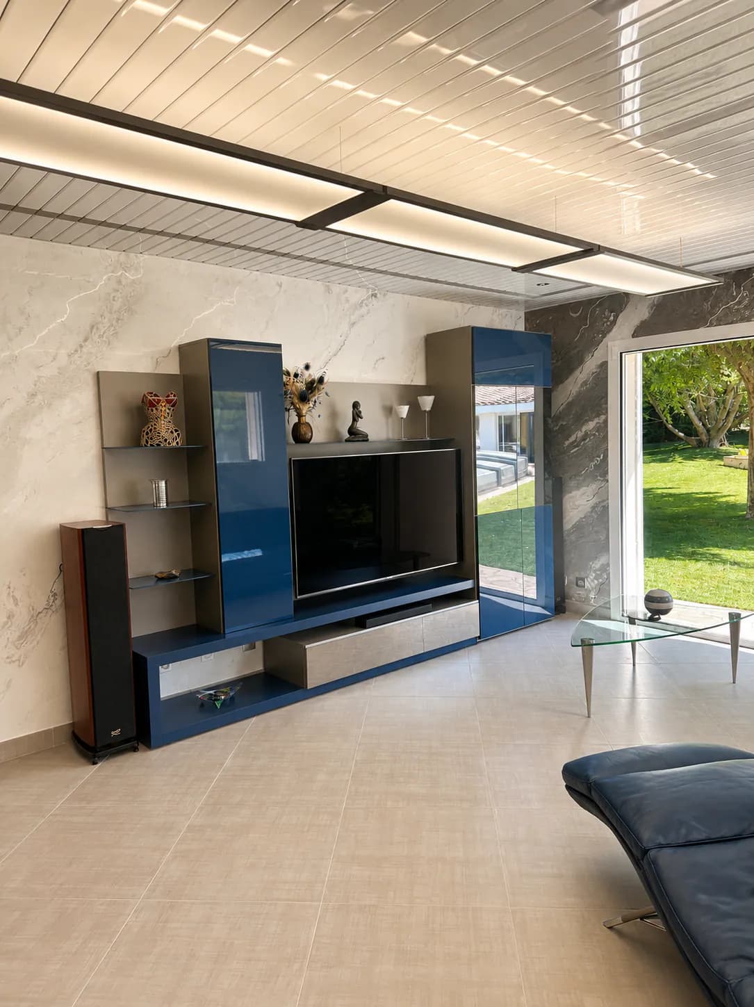 Salon avec enduits décoratifs contraste et effet marbre