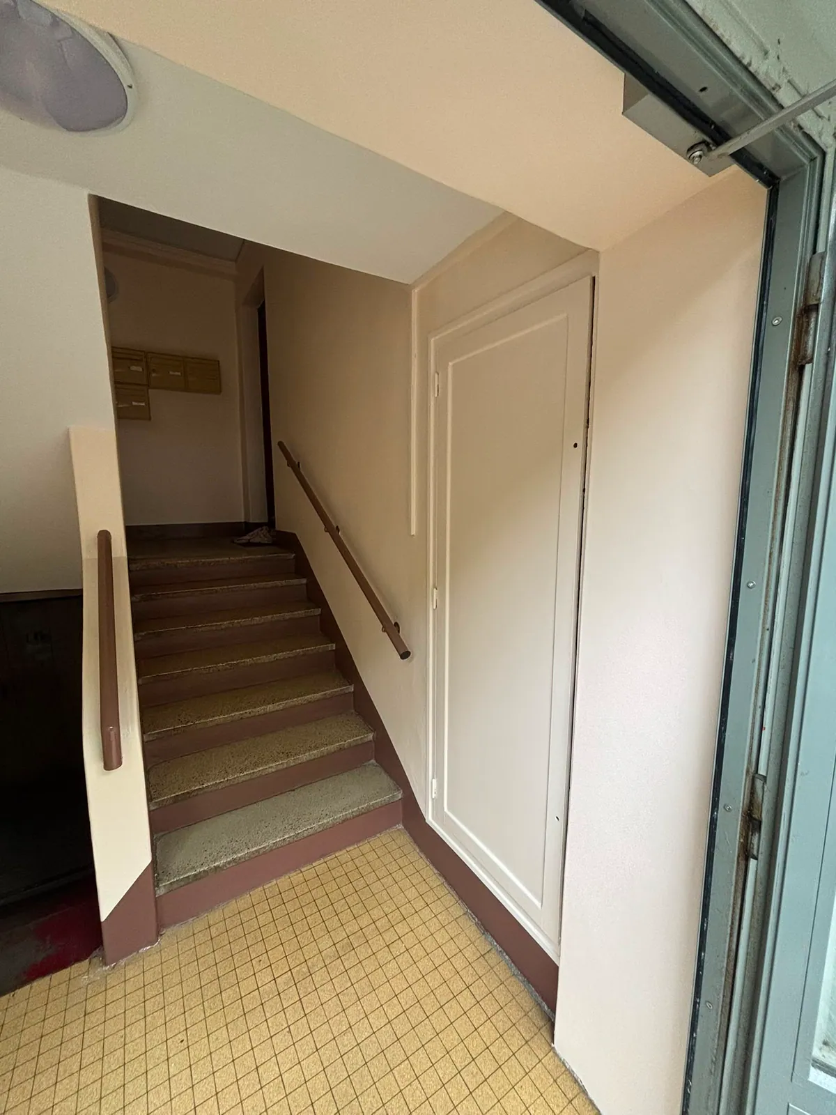 Cage d’escalier après mise en peinture