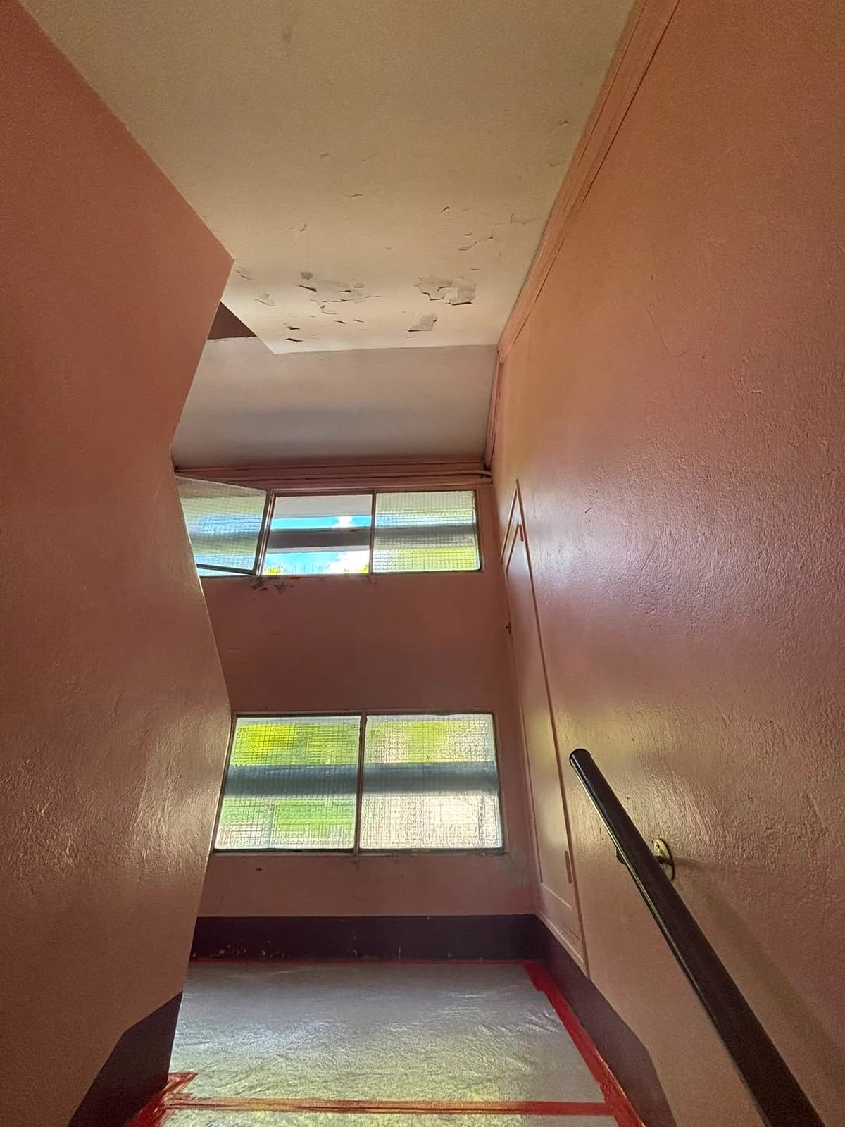 Palier et plafonds dégradés avant travaux