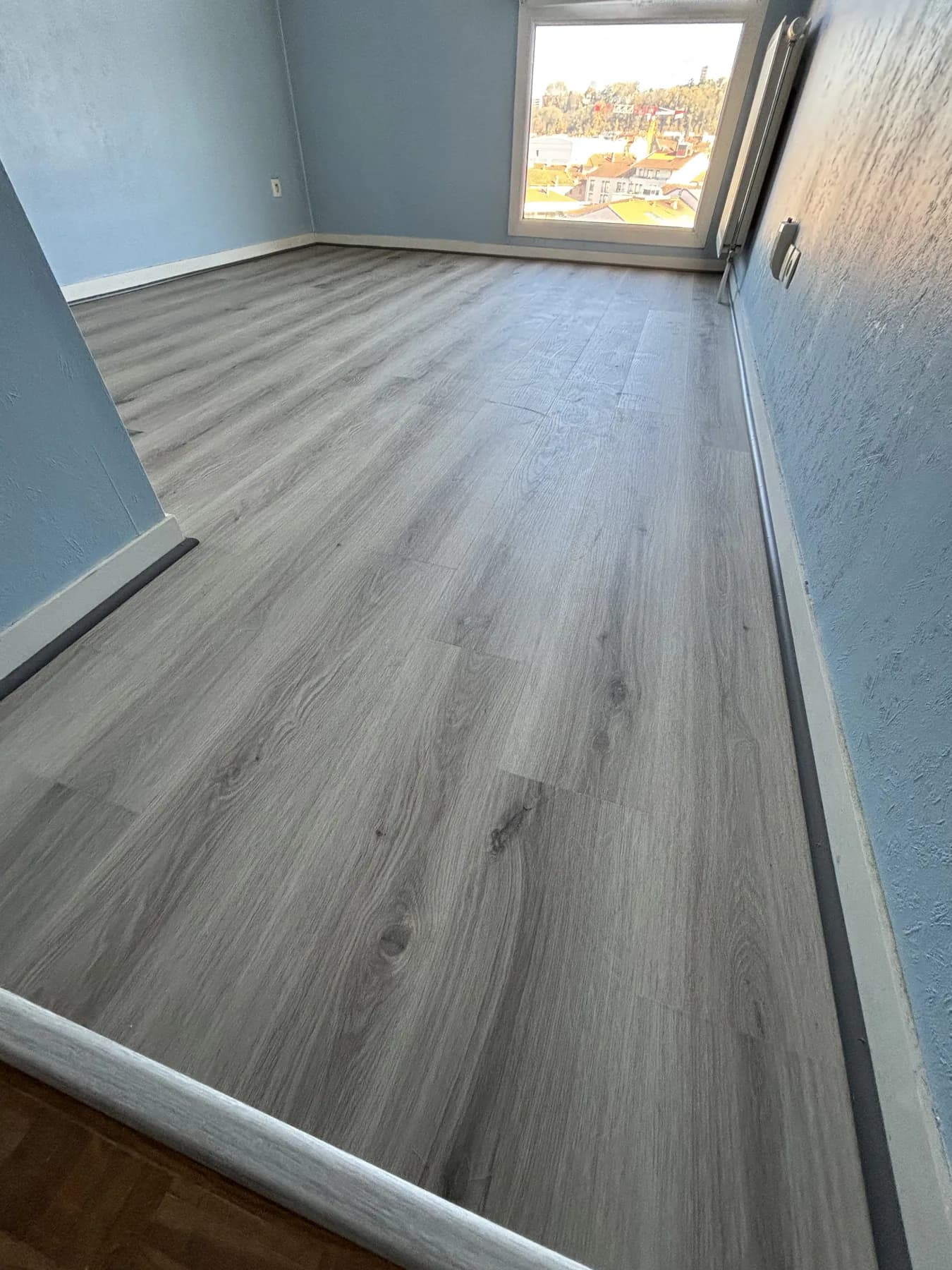 Chambre bleue après pose du nouveau sol