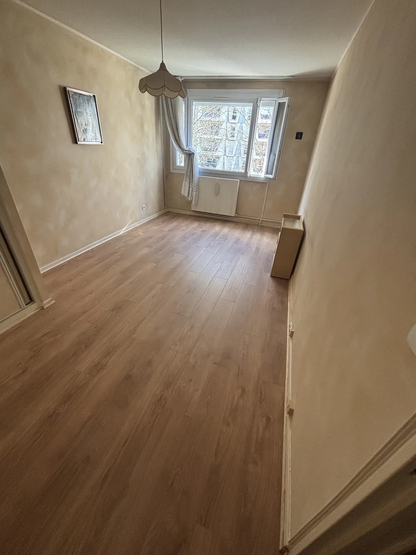 Chambre après remplacement de la moquette par un sol bois