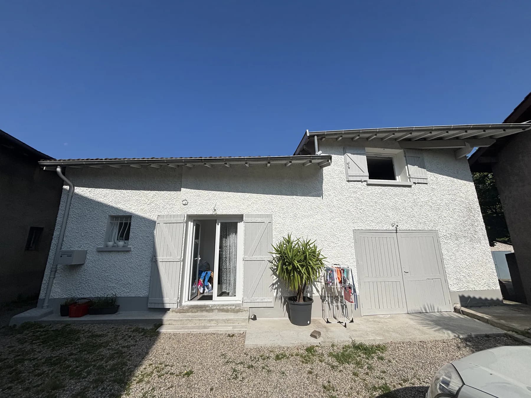 Façade texturée rénovée dans une finition claire