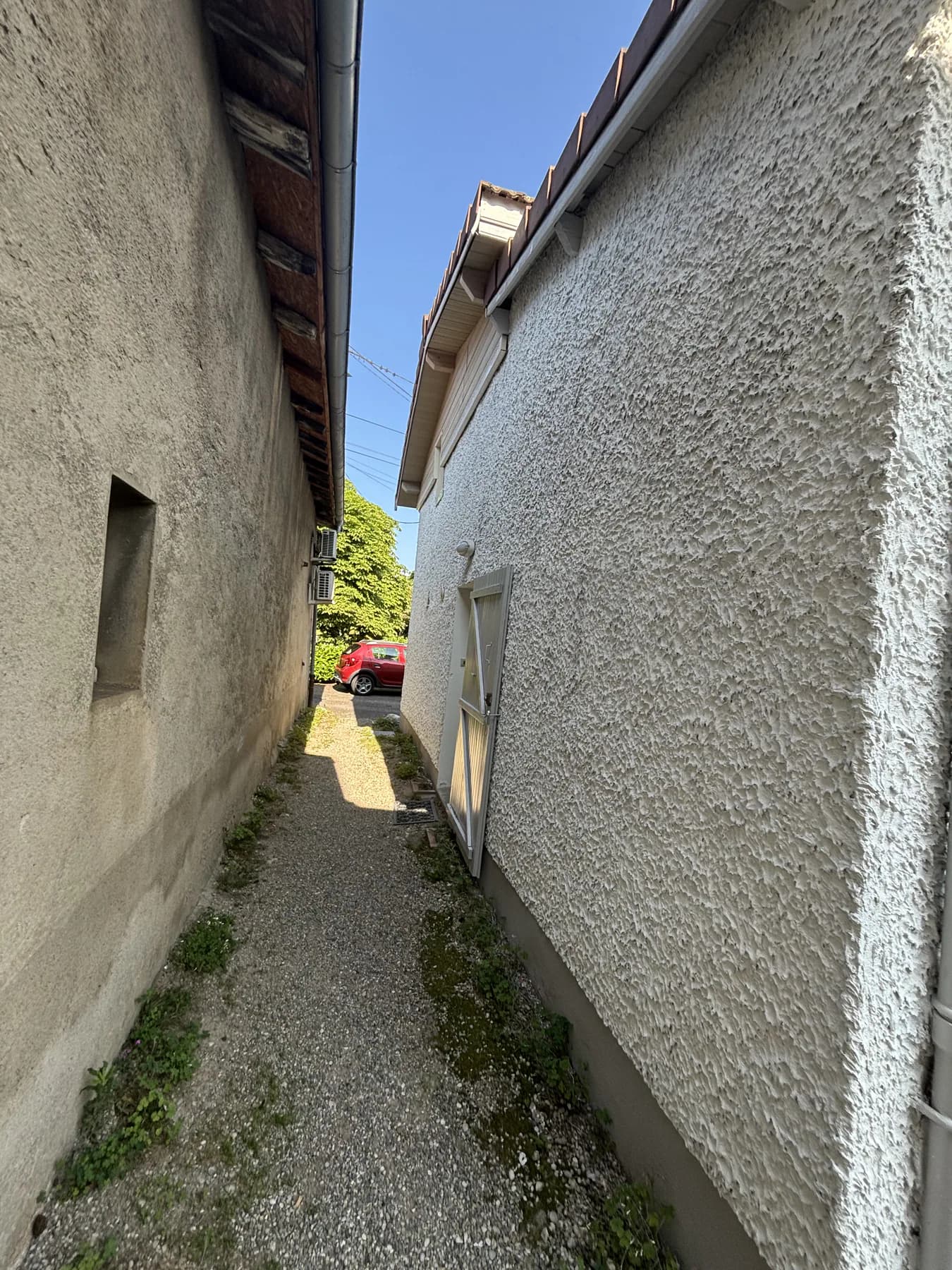 Passage latéral après rénovation de la façade