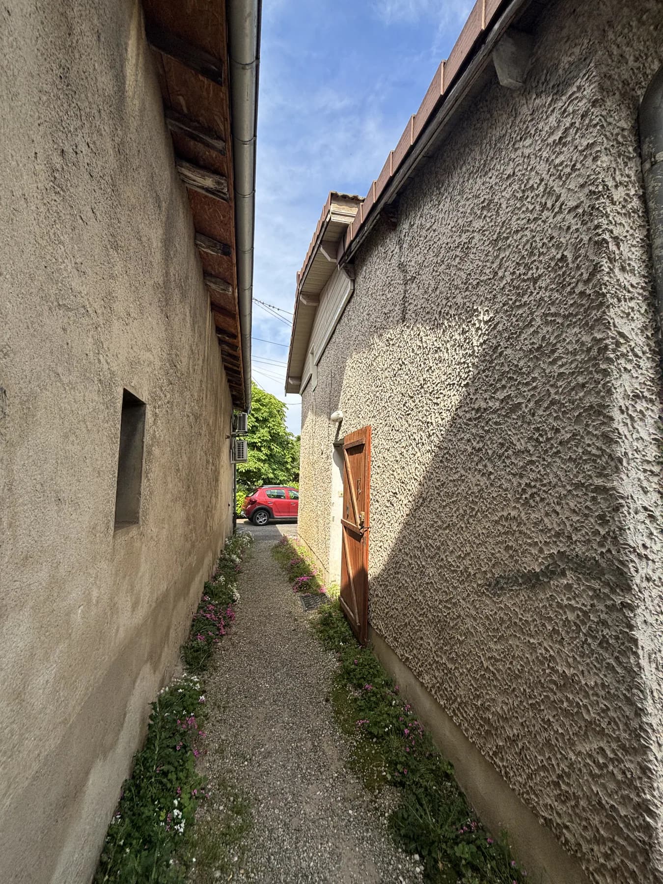 Passage latéral avant rénovation de la façade
