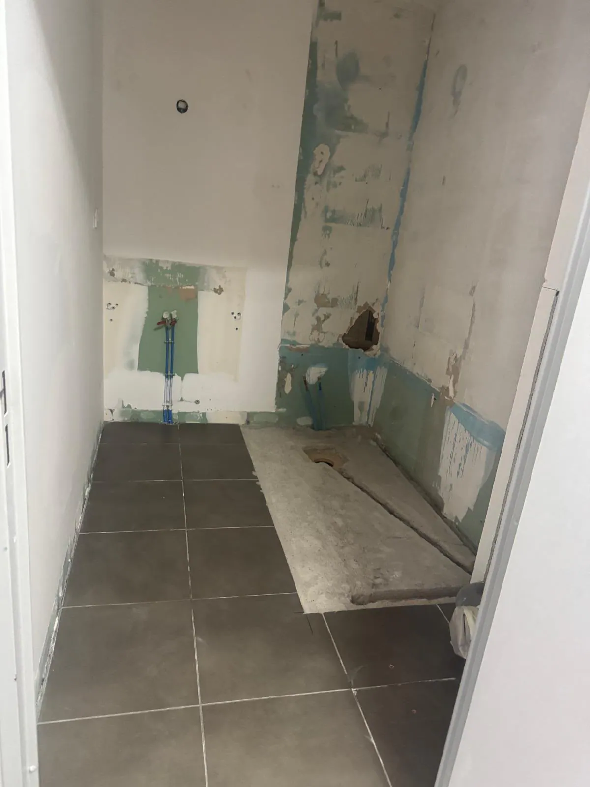 Salle de bain en cours de préparation