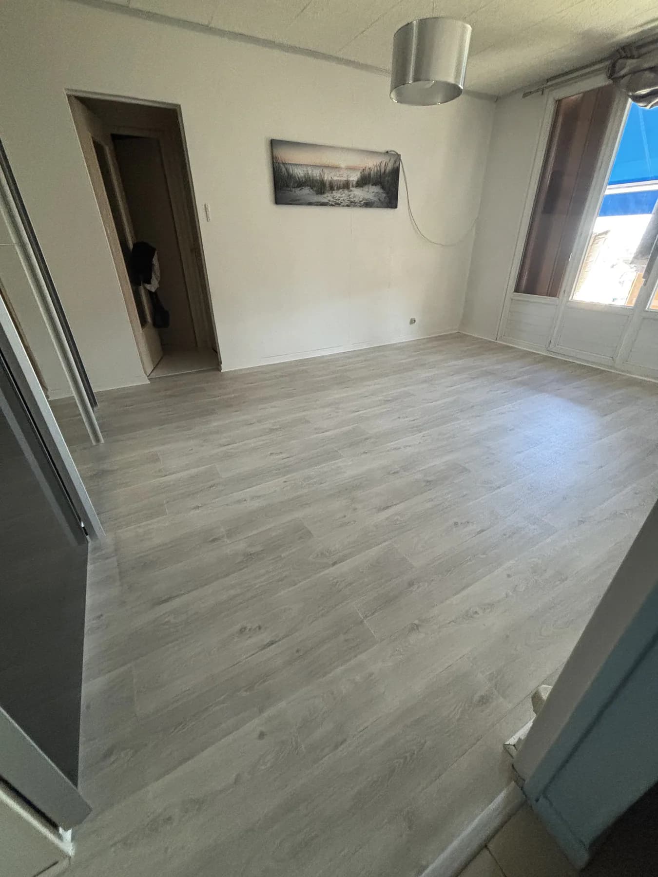 Chambre après la pose d’un nouveau revêtement de sol clair