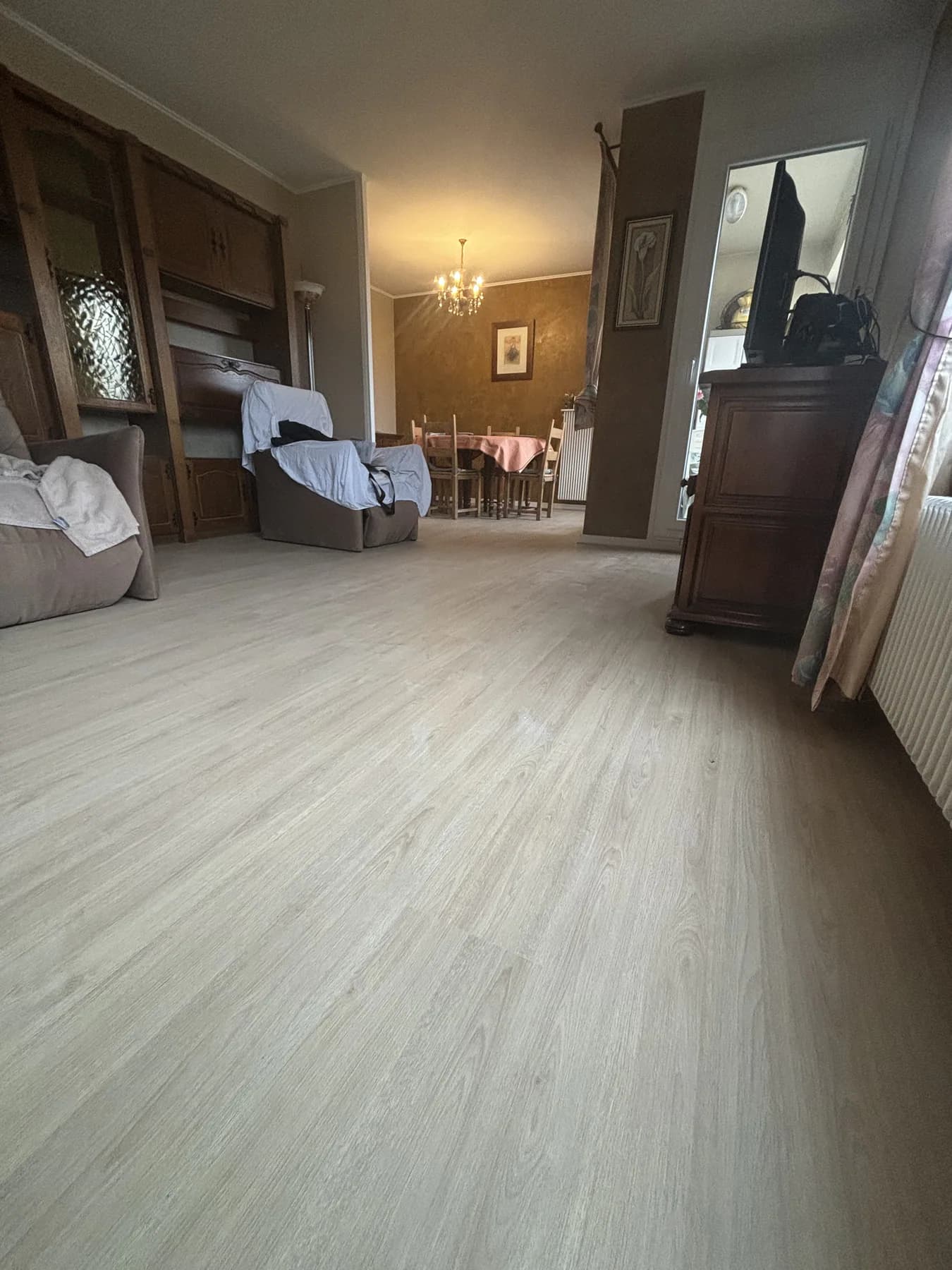 Pièce de vie après rénovation de son revêtement de sol