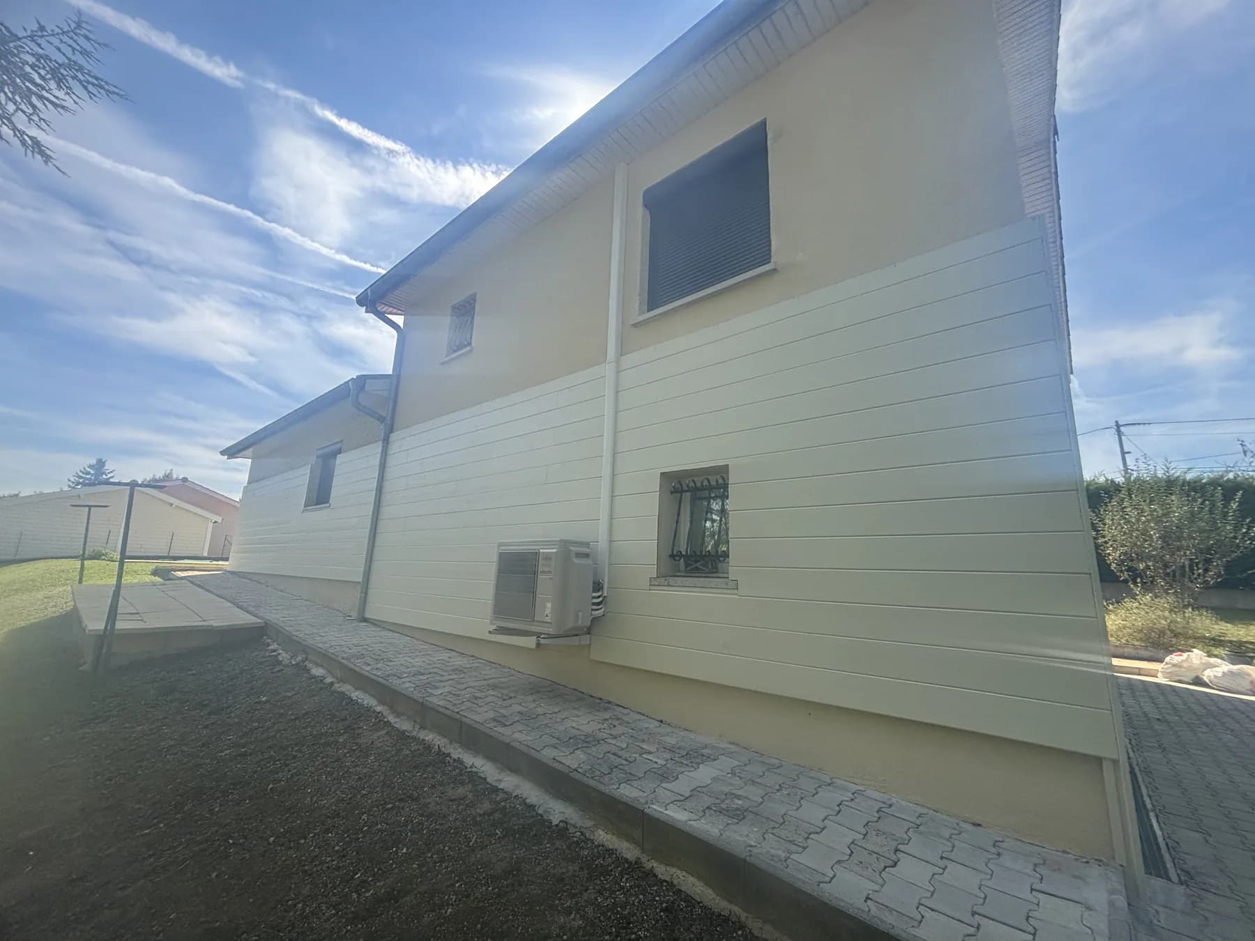 Extérieur de maison après rénovation des finitions