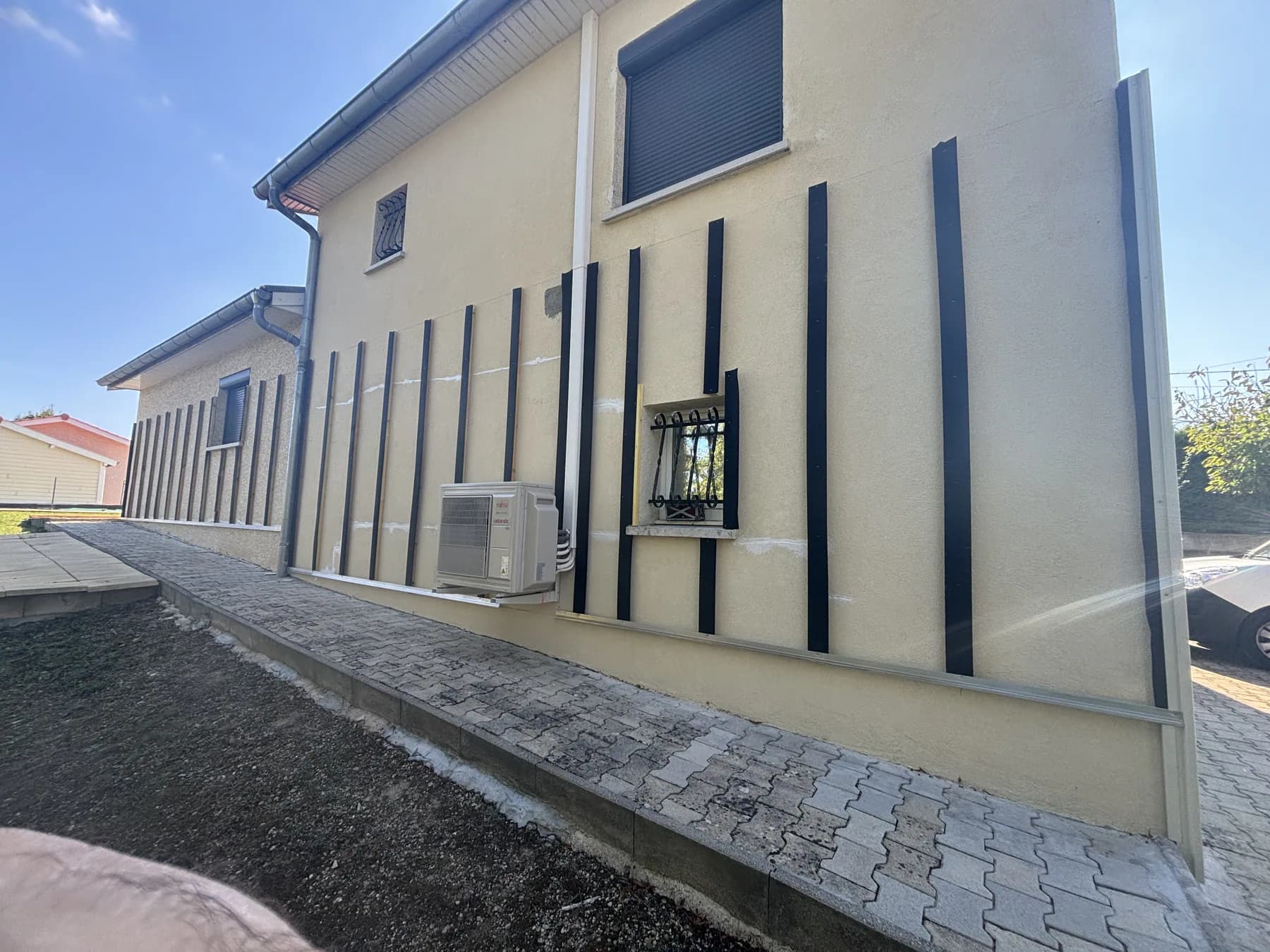 Détail des finitions verticales de la façade