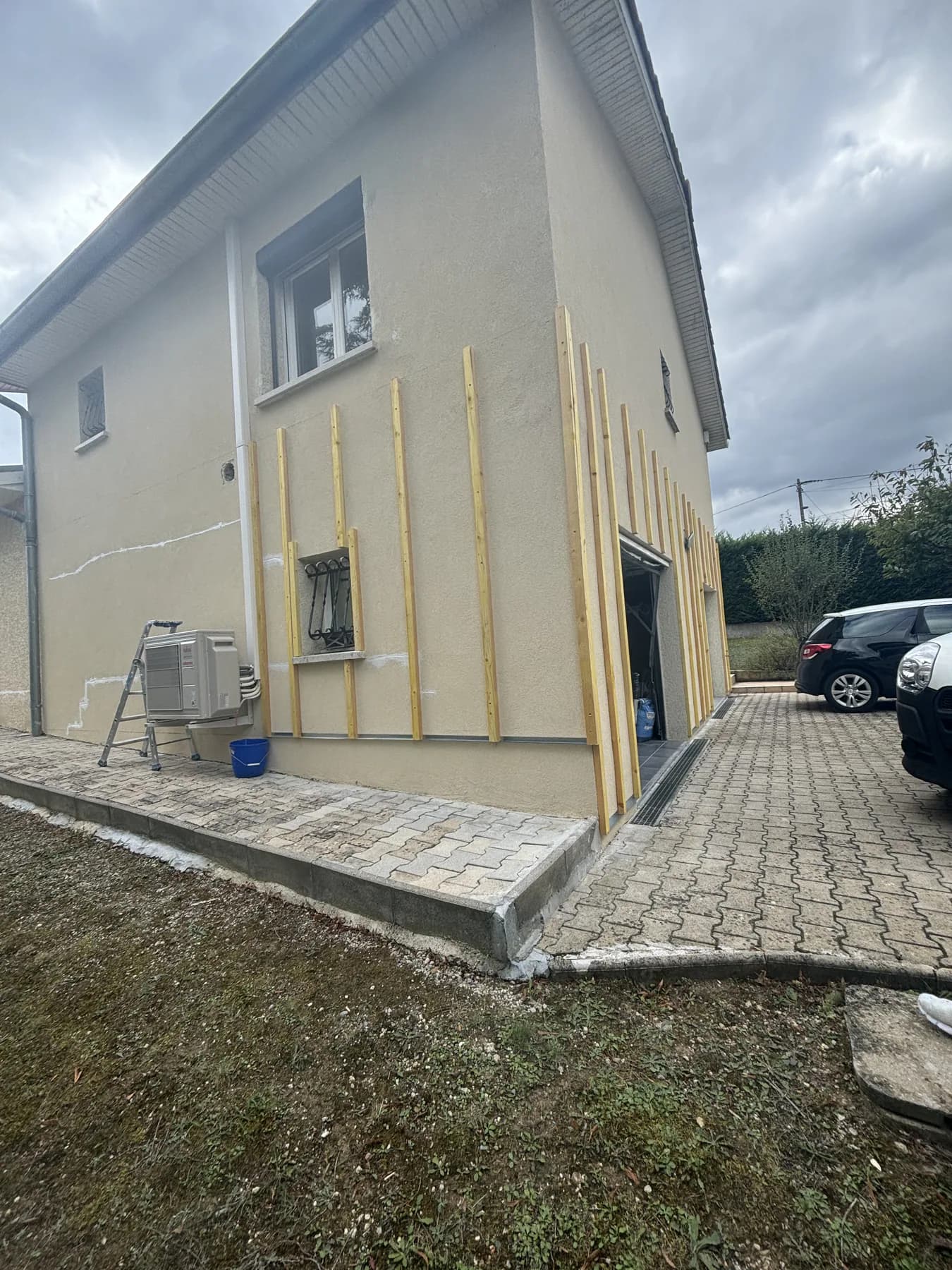 Préparation des éléments verticaux sur la façade