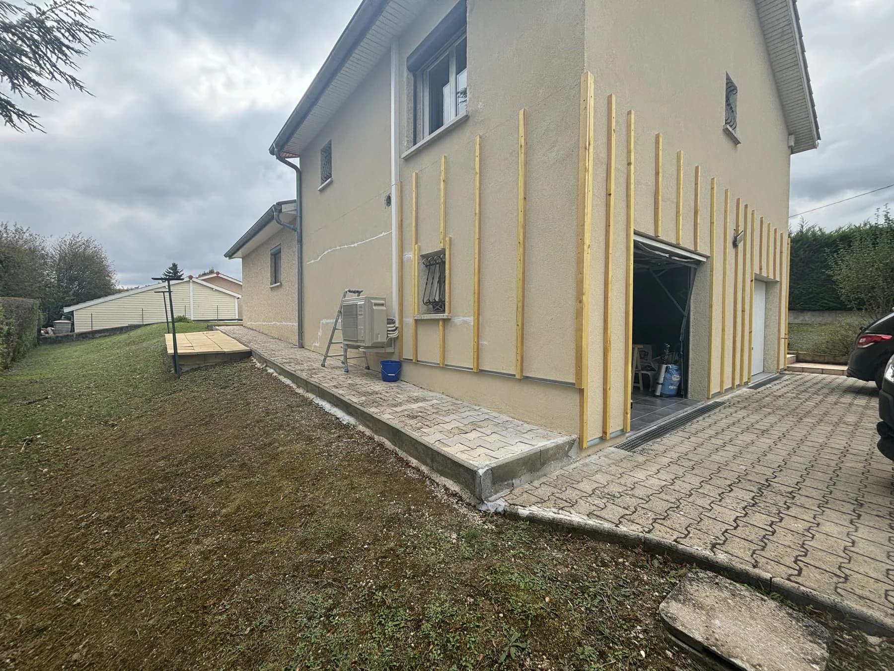 Travail en cours autour de la façade et du garage