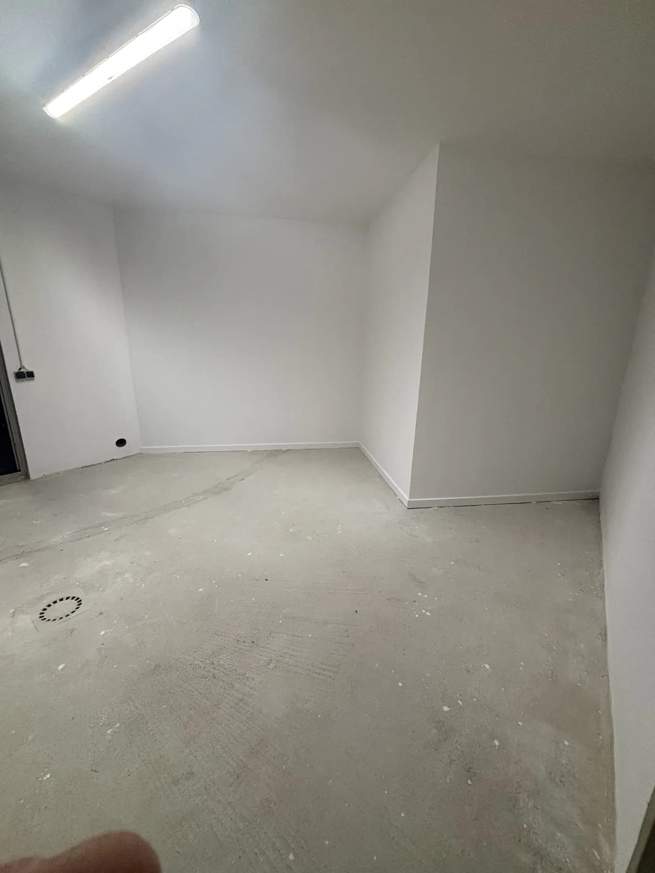 Pièce intérieure achevée avec murs et plafond blancs